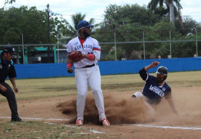 Azulejos de la Dolores Otero vs. Universidad Modelo, 8a semana, 1o de la serie, 9×3, 1 del 100224 en la Dolores Otero