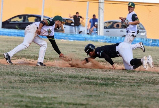 Diablos de la Bojórquez vs. Zorros de Pacabtún, 8a fecha, 1o de la serie, 3×1, 6 del 100224 en Pacabtún