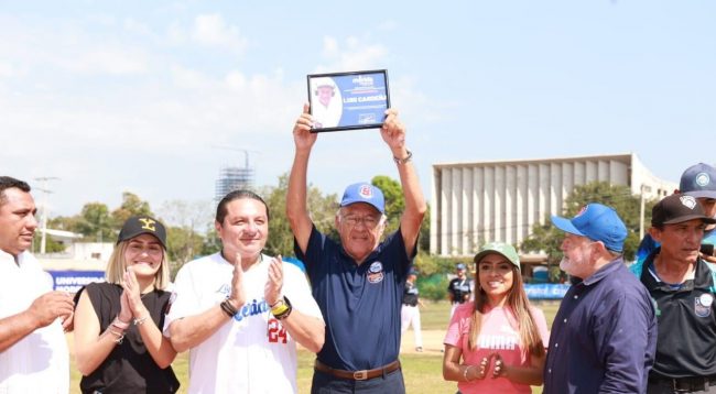 Luis Cardeña Herrera, homenaje de la Liga Meridana de Béisbol por trayectoria, del 040224 en Cordemex en Juego de Estrellas con Jesús Aguilar Aguilar