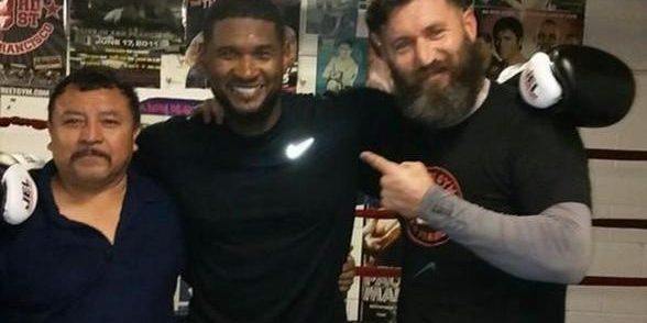 Román Acosta con cantante Usher