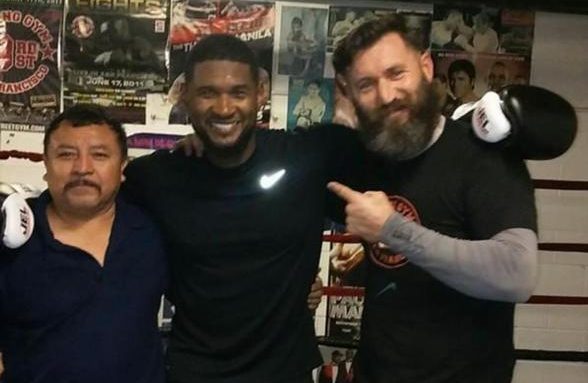 Román Acosta con cantante Usher