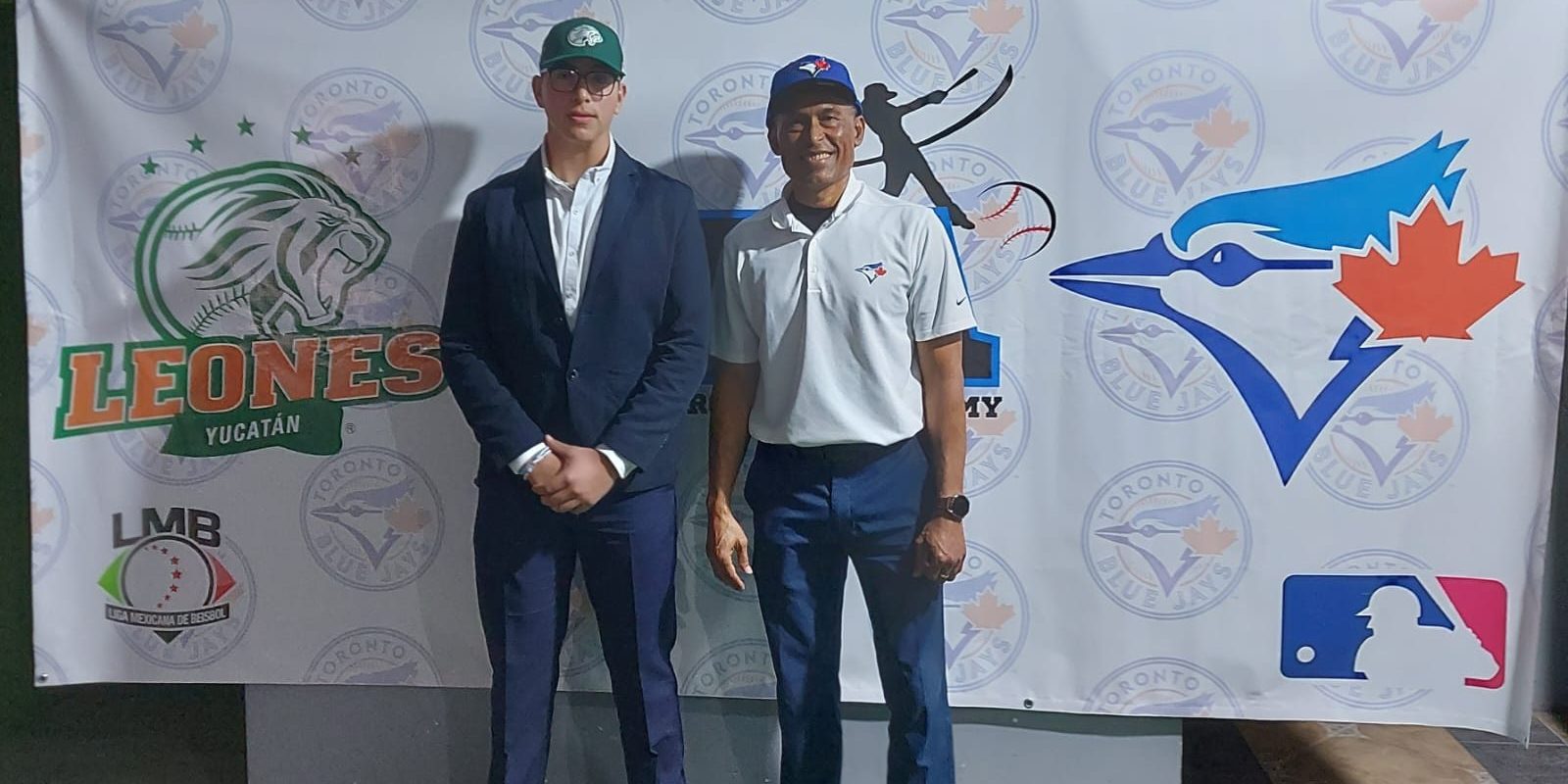 Édgar Leonardo Muñoz firma con los Azulejos de Toronto, del 260324 en Chihuahua, con Aarón Acosta