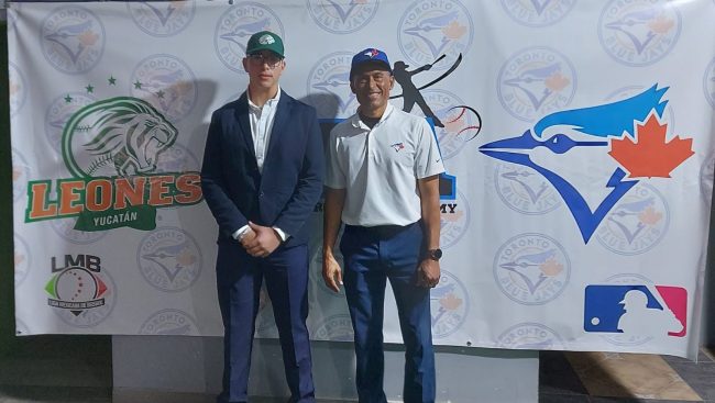 Édgar Leonardo Muñoz firma con los Azulejos de Toronto, del 260324 en Chihuahua, con Aarón Acosta