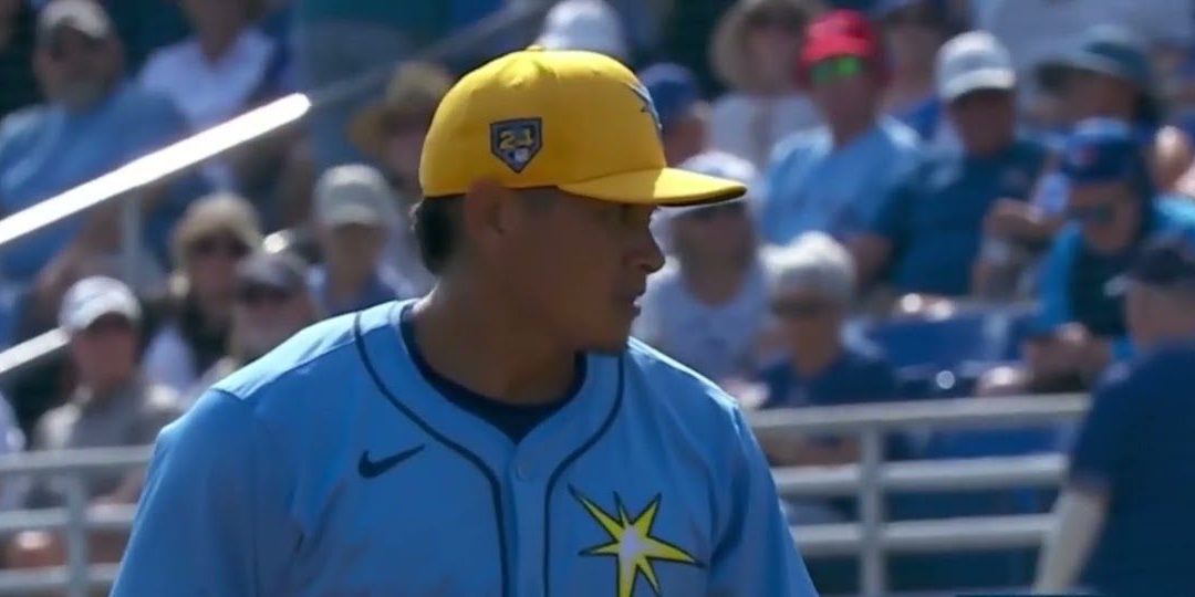 Manuel Bolón Rodríguez de perfil con uniforme de los Rays