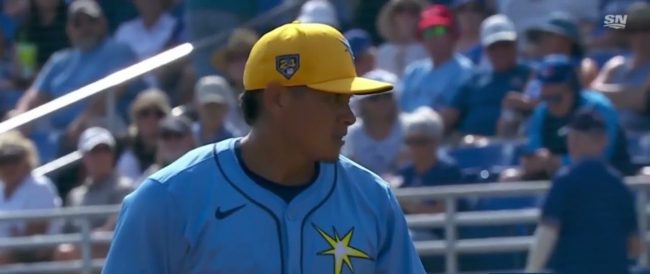 Manuel Bolón Rodríguez de perfil con uniforme de los Rays