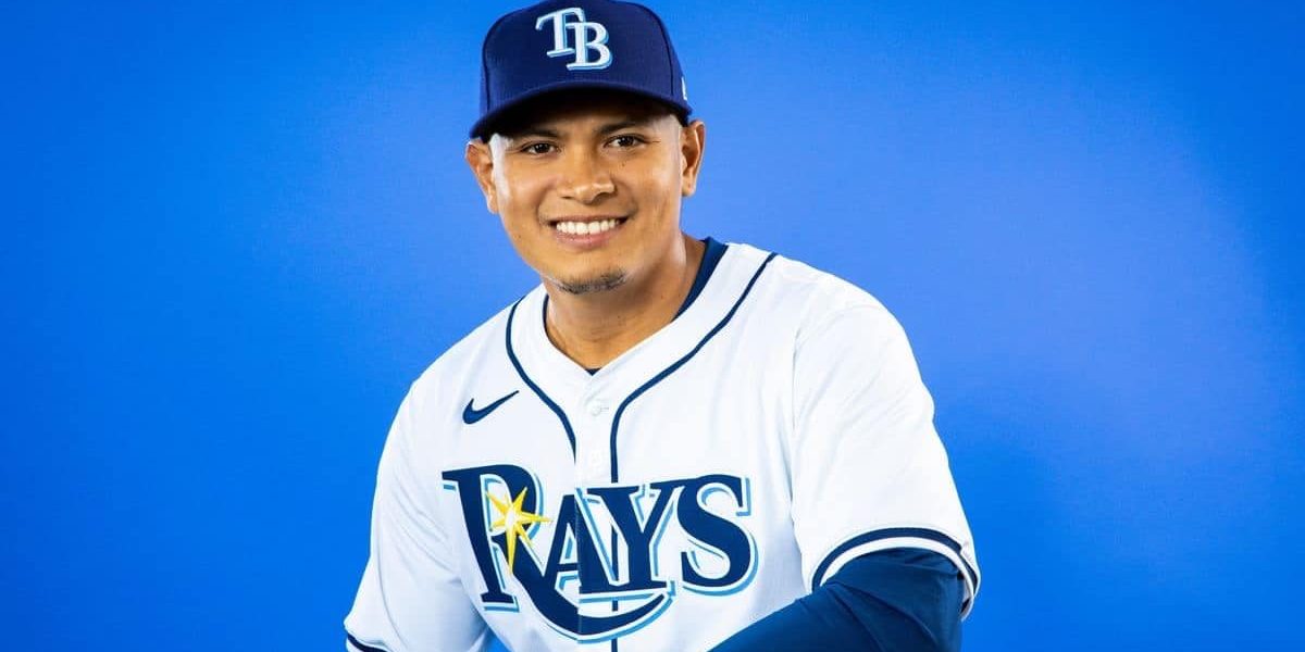 Manuel Bolón Rodríguez, muy buena foto con uniforme de los Rays
