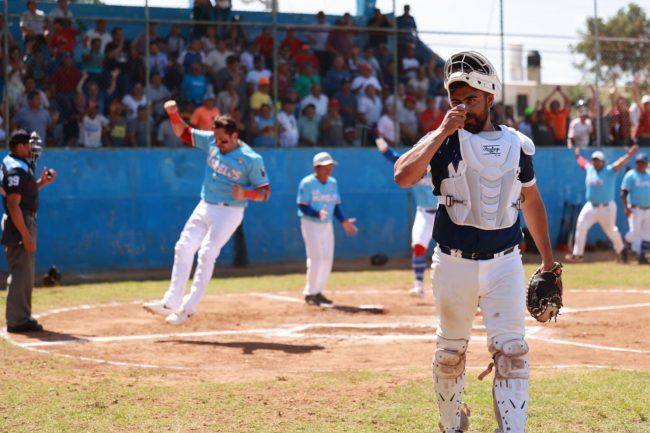 Senadores de la Morelos vs. Universidad Modelo, contimuación 3er juego semifinales, 11×10, 2 del 050324 en la Morelos, Senadores pasa a la final por 4a vez al hilo, título para esta foto