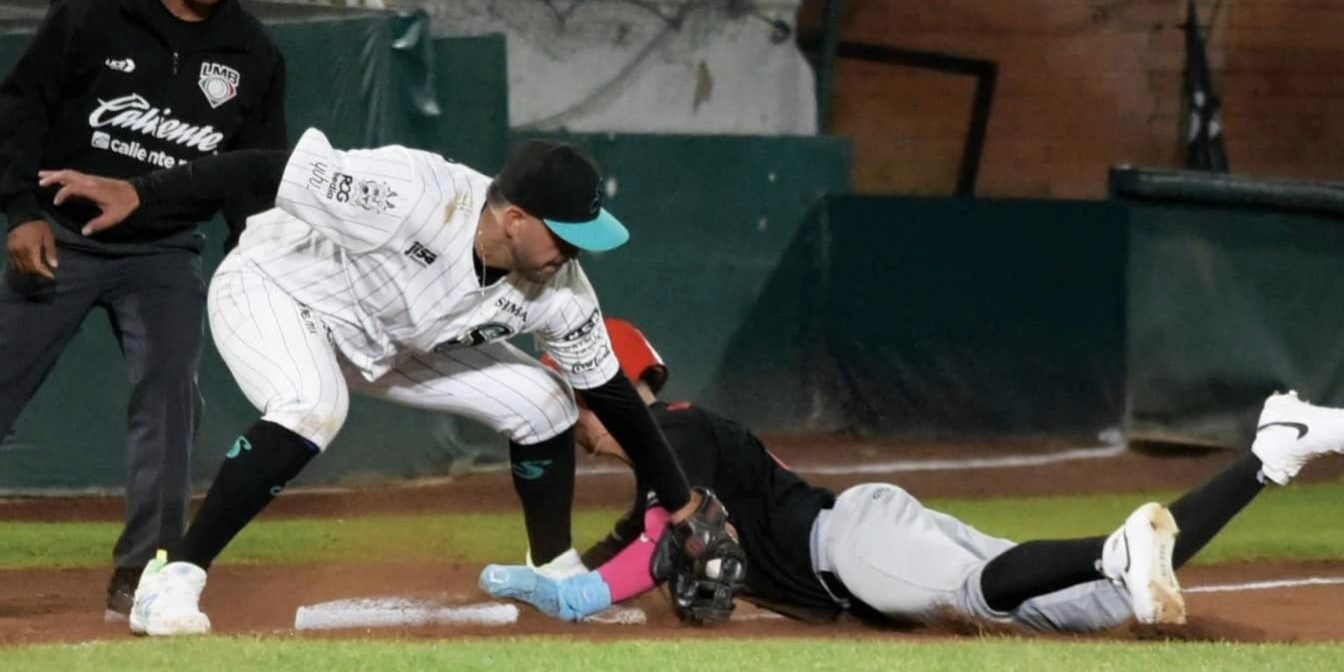 Calientes de Durango vs. Saraperos de Saltillo, 1er juego de la temporada, 1er juego en la historia de los calientes, 7×4, 2 del 120424 en Saltillo