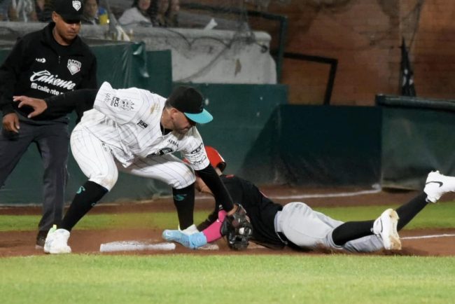 Calientes de Durango vs. Saraperos de Saltillo, 1er juego de la temporada, 1er juego en la historia de los calientes, 7×4, 2 del 120424 en Saltillo