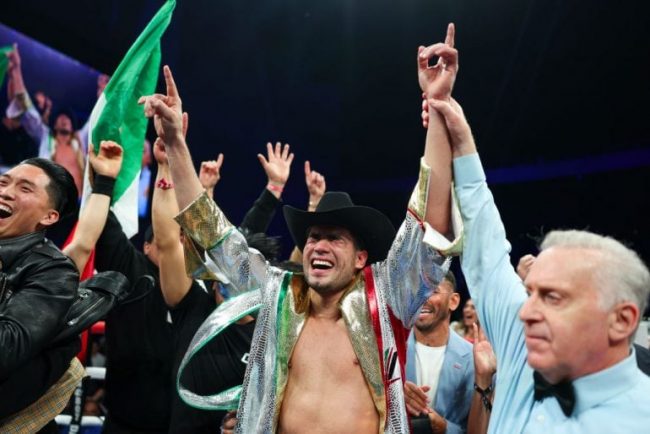 Gilberto Zurdo Ramírez vencedor de Arsen Goulamiran gdu 12, ganó campeonato mundial crucero de la AMB, primer campeón mundial crucero mexicano, 1 del 300324 en Inglewood con réferi Jack Reiss