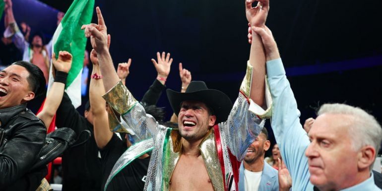 Gilberto Zurdo Ramírez vencedor de Arsen Goulamiran gdu 12, ganó campeonato mundial crucero de la AMB, primer campeón mundial crucero mexicano, 1 del 300324 en Inglewood con réferi Jack Reiss