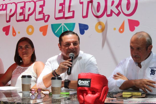 Jesús Aguilar Aguilar con Mario Alfredo Freddy Ríos Urcelay, presemtación torneo Pepe el Toro, del 170424 en Mérida
