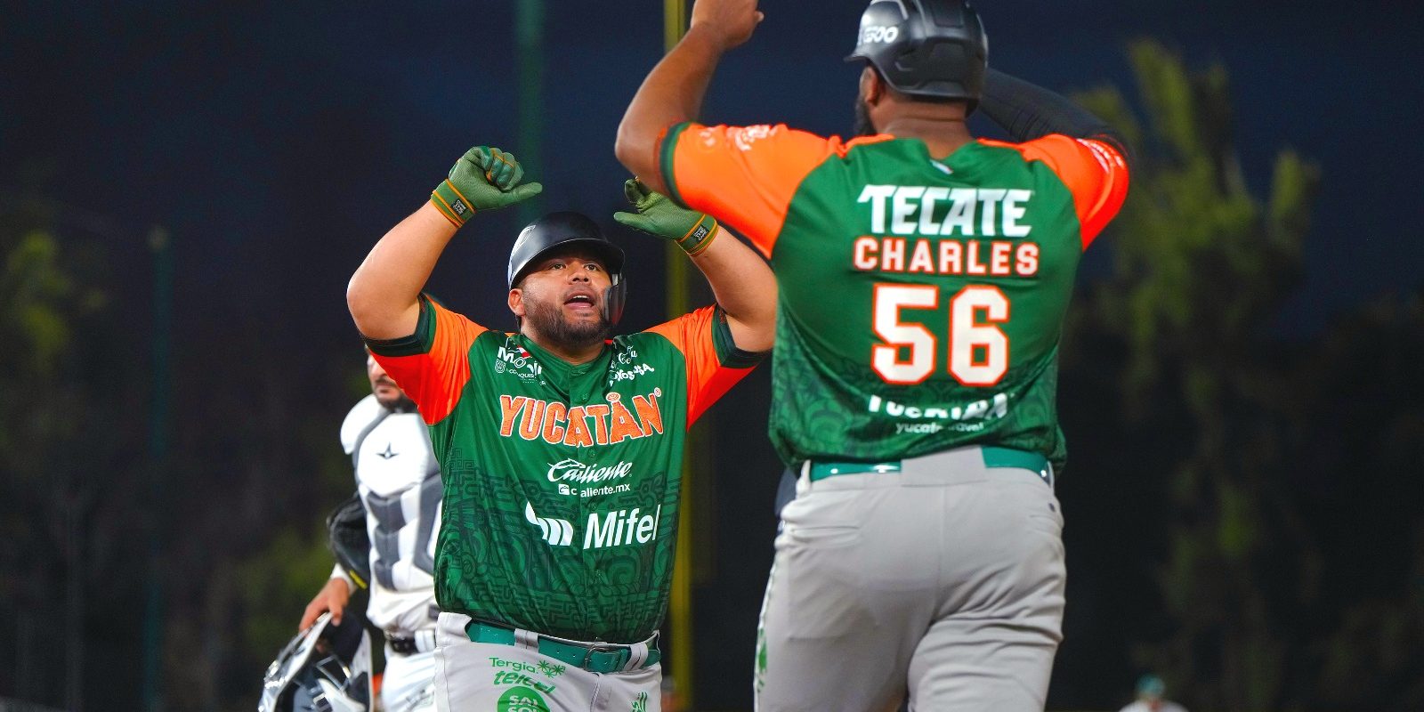 Leones de Yucatán vs. Bravos de León, 3er juego de los Leones, 3o de la serie, serie para los Leones, 8×3, 4 del 140324 en León, Luis Felipe Pepón Juárez con Art Charles, jonrón