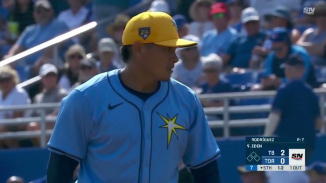 Manuel Bolón Rodríguez de perfil con uniforme de los Rays
