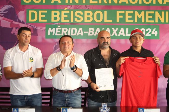 Pablo Cabrera sujetando la camisa, con Jesús Aguilar Aguilar, firmado por los Cardenales de San Luis, del 010424