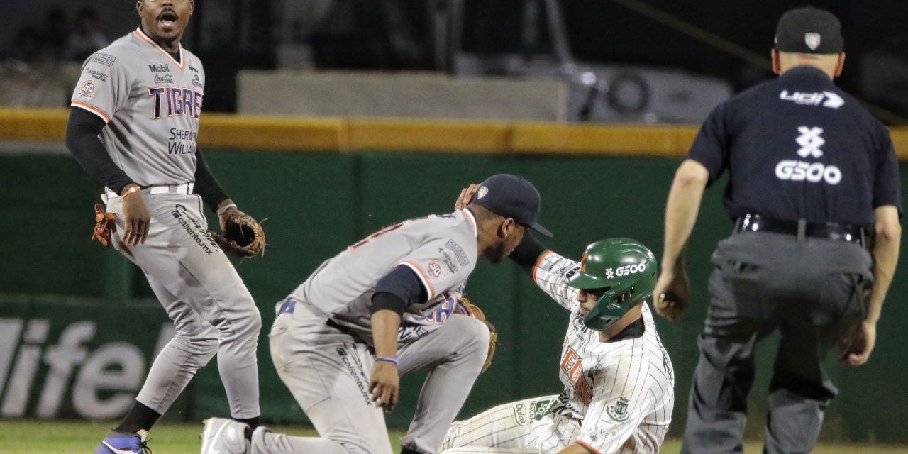 Tigres de Quintana Roo vs. Leones de Yucatán, juego 11 para ambos, 2o de la serie, serie empatada 6×5, del 240424 en Kanasín, Demetrius Sims y Alcides Escobar en el piso