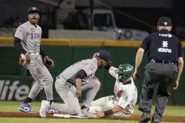 Tigres de Quintana Roo vs. Leones de Yucatán, juego 11 para ambos, 2o de la serie, serie empatada 6×5, del 240424 en Kanasín, Demetrius Sims y Alcides Escobar en el piso