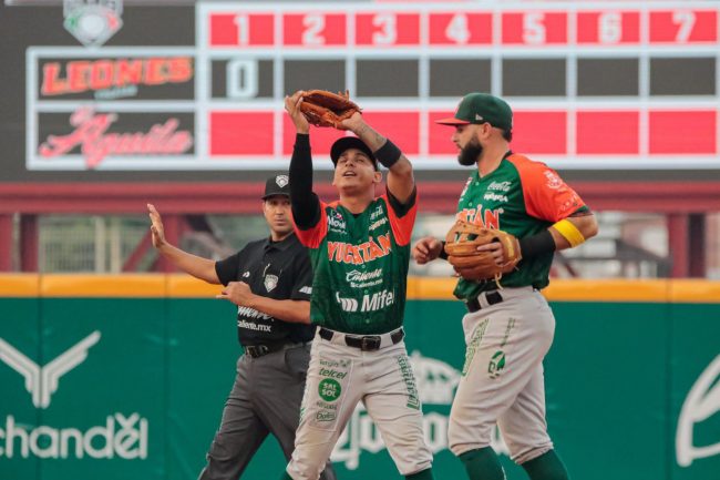 Leones de Yucatán vs. Águila de Veracruz, juego 19, 1o de la serie, 4×3, 2 del 040524 en Veracruz, Rubén Tejada con José Peraza y umpire Conrrado Valenzuela Conrado Valenzuela