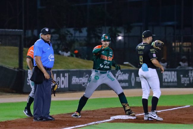 Leones de Yucatán vs. Tigres de Quintana Roo, juego 30, 3o de la serie, serie para los Leones, 9×6, del 160524 en Cancún, Josh Fuentes y umpire Gilberto Mayer