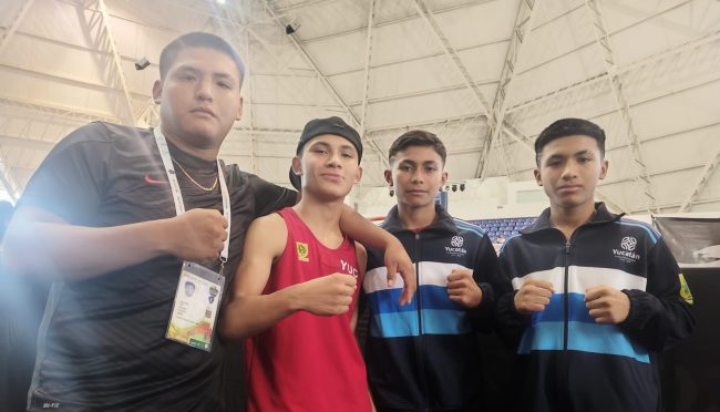 Zaíd Colorado Rejón con boxeadores amateur yucatecos en Guadalajara, del 150524