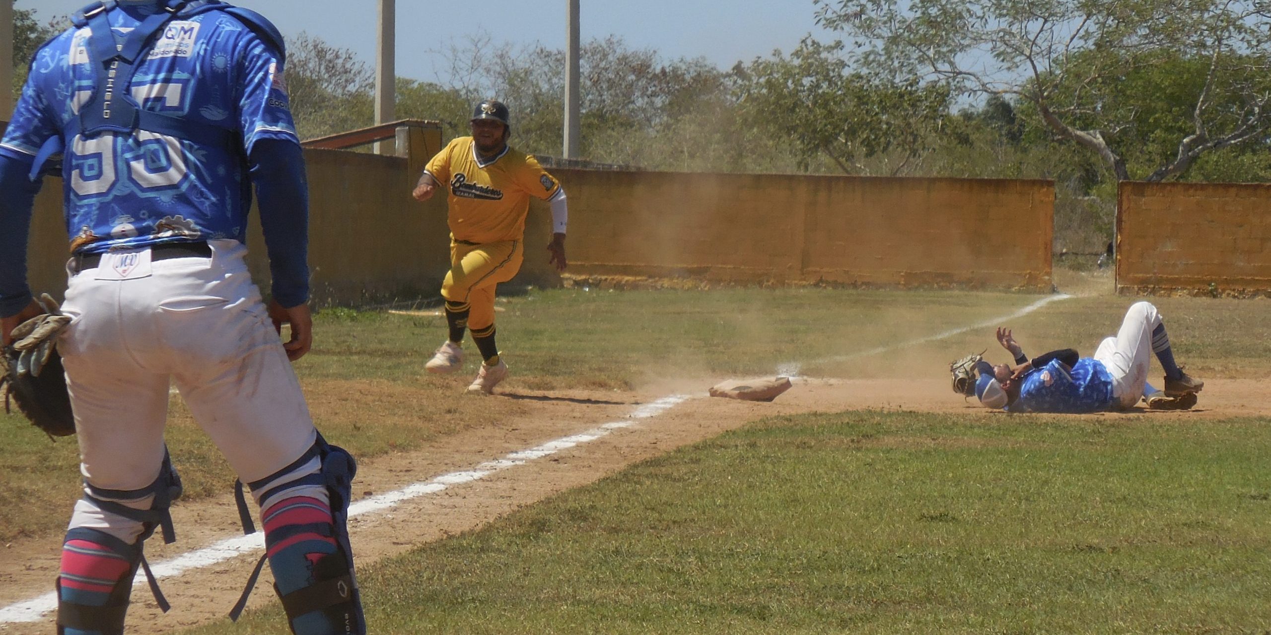 Bombarderos de Izamal vs. Sisal 1er juego semfinales liga motuleña, del 010624 en Izamal, Alan Arredondo yace en el suelo tras recibir fuerte batazo en el rostro