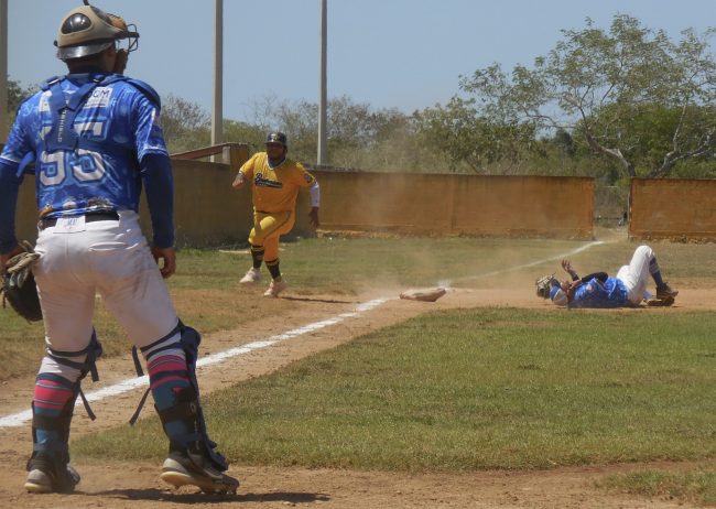 Bombarderos de Izamal vs. Sisal 1er juego semfinales liga motuleña, del 010624 en Izamal, Alan Arredondo yace en el suelo tras recibir fuerte batazo en el rostro
