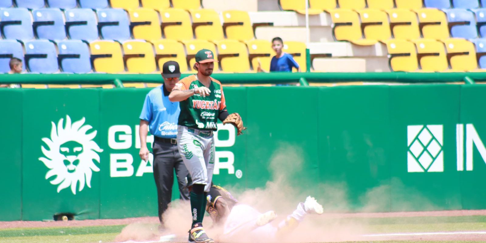 Dorados de Chihuahua vs. Leones de Yucatán, juego 48, 3o de la serie, serie para los Dorados, 12×6, 1 del 090624 en Chihuahua, Josh Fuentes con umpire Rafael Ramírez