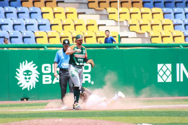 Dorados de Chihuahua vs. Leones de Yucatán, juego 48, 3o de la serie, serie para los Dorados, 12×6, 1 del 090624 en Chihuahua, Josh Fuentes con umpire Rafael Ramírez