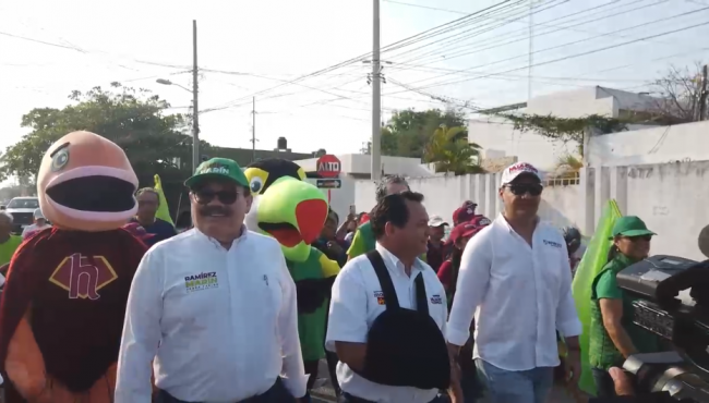 Joaquín Díaz Mena con Moisés Muñoz, del 270324 caminata por el Bienestar, del 270324.jpg
