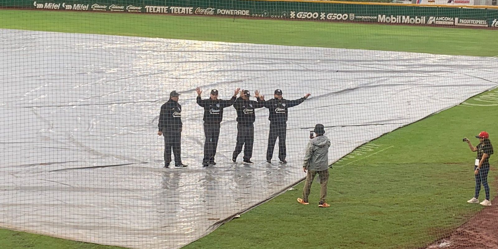 Leones de Yucatán vs. Conspiradores de Querétaro, juego 52 para ambos, 1o de la serie, 1a serie de Querétaro en la historia en Yucatán, juego suspendido por lluvia, del 160624 en Kanasín