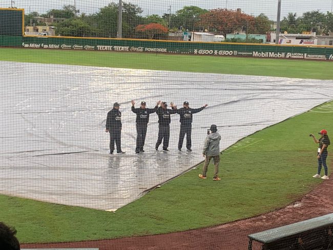 Leones de Yucatán vs. Conspiradores de Querétaro, juego 52 para ambos, 1o de la serie, 1a serie de Querétaro en la historia en Yucatán, juego suspendido por lluvia, del 160624 en Kanasín