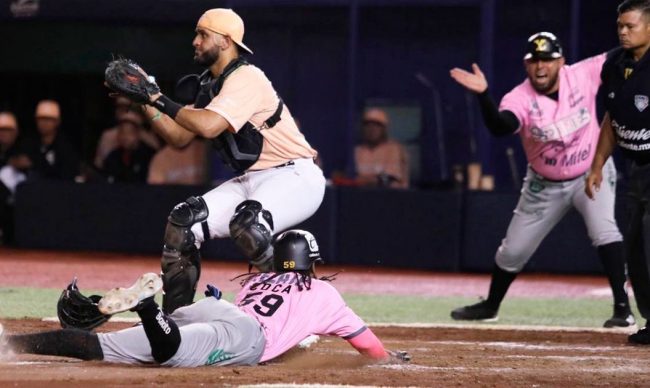 Leones de Yucatán vs. Guerreros de Oaxaca, juego 53, 1o de la serie, 9×8, del 180624 en Oaxaca, Yeison Coca anotando el empate en la 9a, con Gabriel Lino cátcher y Jesús Zazueta bat boy