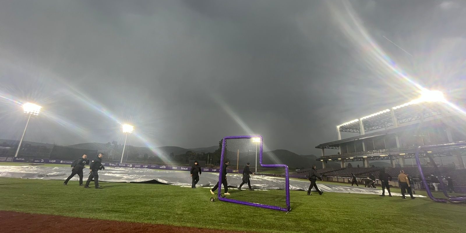 Conspiradores de Querétaro vs. Leones de Yucatán, juego 73, 2o de la serie, aplazado por lluvia, del 170724 en Querétaro