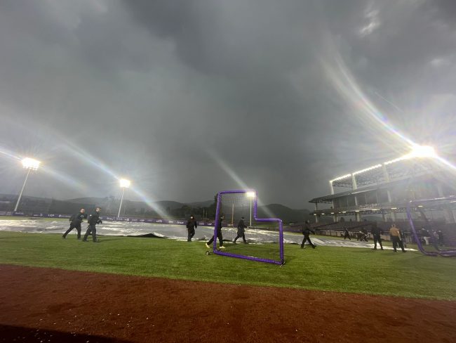 Conspiradores de Querétaro vs. Leones de Yucatán, juego 73, 2o de la serie, aplazado por lluvia, del 170724 en Querétaro