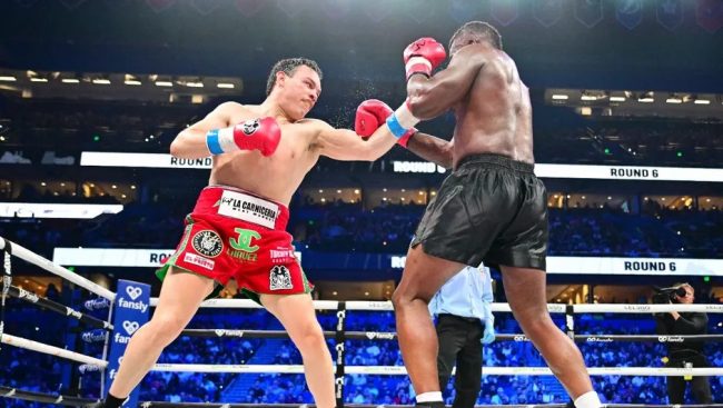 Julio César Chávez jr. vs. Uriah Hall, gdu 6 en su reaparición desde diciembre de 2021, 2 del 200724 en Tampa, Florida