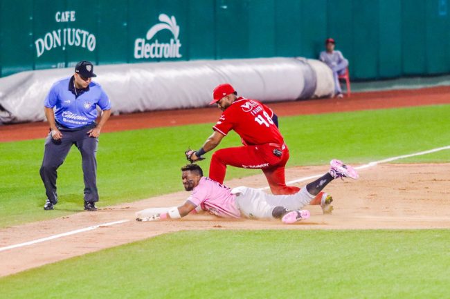 Leones de Yucatán vs. Águila de Veracruz, juego 79, 2o de la serie, serie empatada, 9×2, 3 del 240724 en Veracruz, Yadir Drake, con Carlos Franco y umpire Édgar Huerta