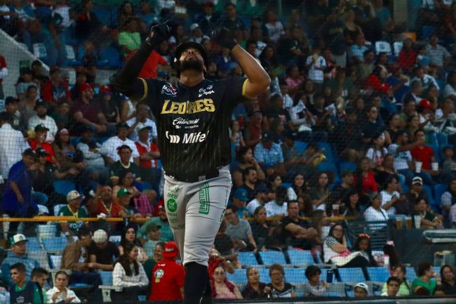 Leones de Yucatán vs. Bravos de León, juego 69, 2o de la serie, serie empatada, 8×6, del 130724 en León, Art Charles bateó sus jonrones 28 y 29