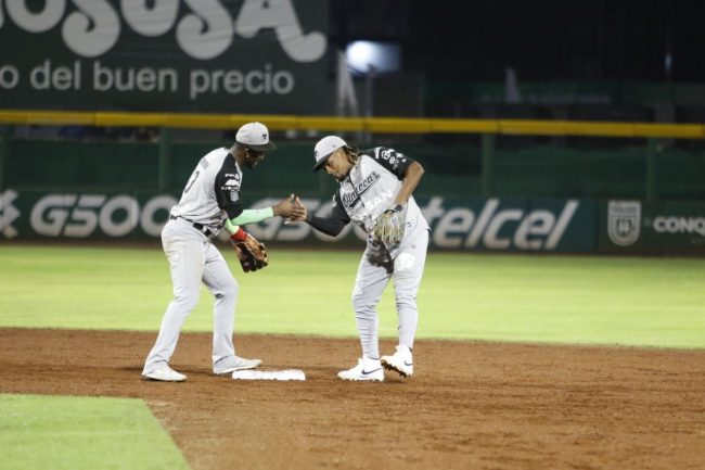Olmecas de Tabasco vs. Leones de Yucatán, juego 63, 1o de la serie, 9×4, del 060724 en Kanasín, Domingo Leyba derecha y Adeiny Hechavarría
