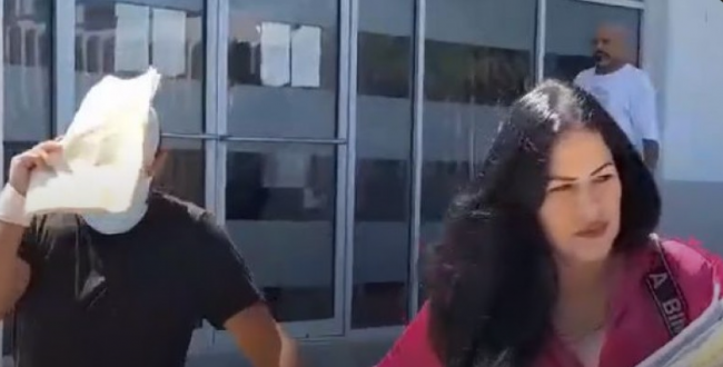Orlando Siri Salido sale de un juzgado en Cajeme tras presentarse para ratificar un amparo tras un homicidio, se presentó el 120724