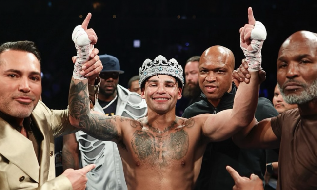 Ryan García con su corona con Óscar de la Hoya y Bernard Hopkins, buena foto