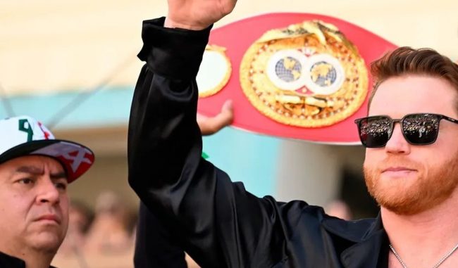 Saúl Canelo Álvarez con cinturón de la FIB