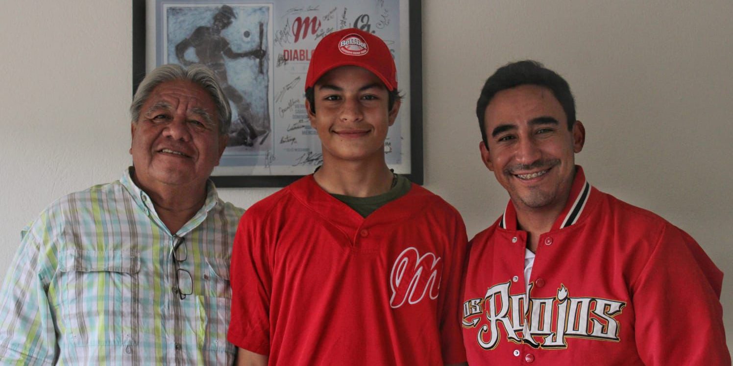 Armando Antonio Caballero Rodríguez, con Armando Humberto Caballero Delgado, firma con los Diablos Rojos del México, del 270824 en Mérida