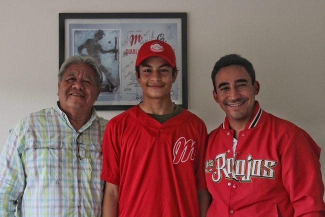 Armando Antonio Caballero Rodríguez, con Armando Humberto Caballero Delgado, firma con los Diablos Rojos del México, del 270824 en Mérida