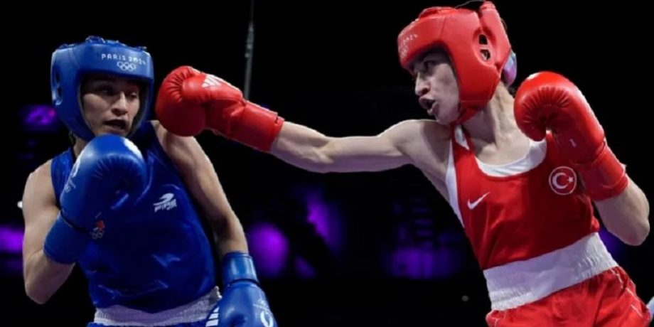 Buse Naz Cakiroglu de Turquía de rojo vs. Fátima Herrera gdu 3 cuartos de final, avanzó a semifinales de 50 kilos Juegos Olímpicos de París, 3 del 010824 en París