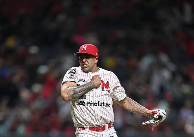 Diablos Rojos del México vs. Leones de Yucatán, juego 1, 2o play off, 6×2, 1 del 150824 en la Ciudad de México, Jake Sánchez, relevista sin decisión celebra out 27 ponchando a Art Charles