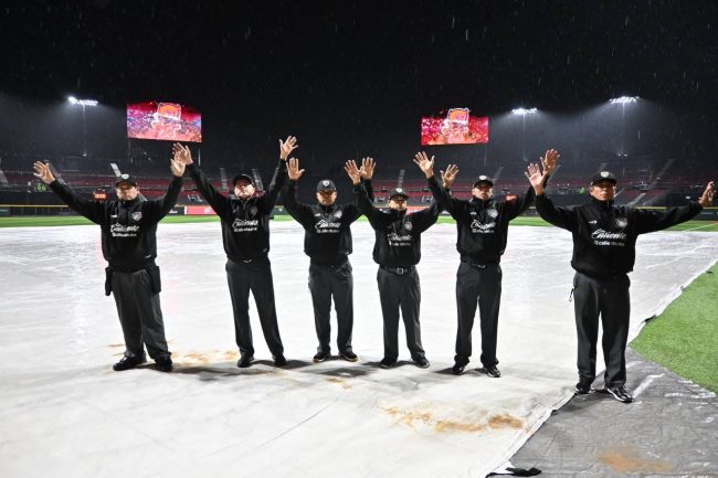 Diablos Rojos del México vs. Leones de Yucatán, juego 2, 2o play off, serie 1-0 a favor de los Diablos, 4×0, del 160824 en Ciudad de México, juego pospuesto tras suspensión en la 2a entrada por lluvia