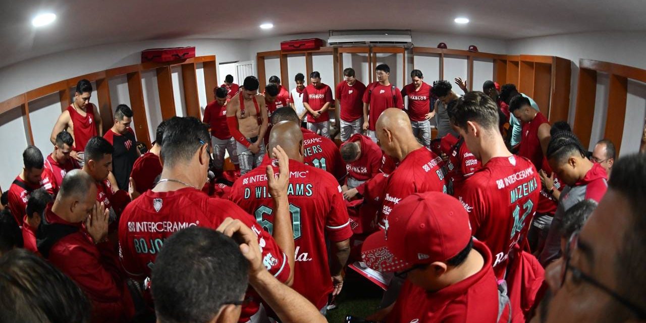Diablos Rojos del México vs. Leones de Yucatán, juego 4, 2o play off, Diablos eliminan a los Leones, 4×1, del 210824 en Kanasín rezo en vestidores
