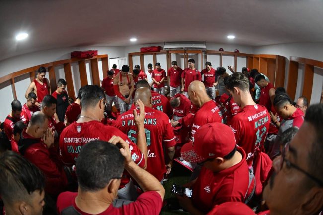 Diablos Rojos del México vs. Leones de Yucatán, juego 4, 2o play off, Diablos eliminan a los Leones, 4×1, del 210824 en Kanasín rezo en vestidores