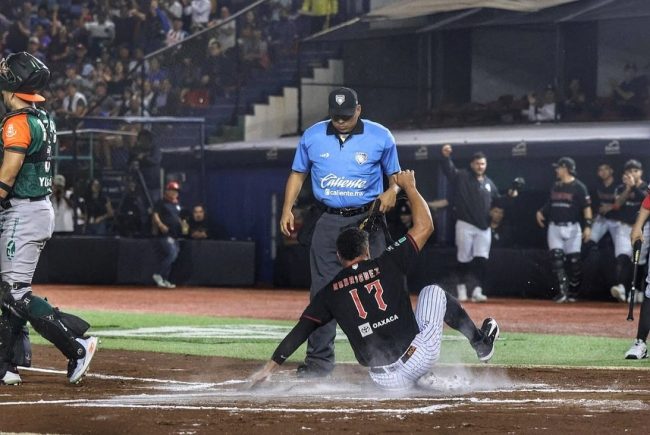 Guerreros de Oaxaca vs. Leones de Yucatán, juego 4, primer play off, serie empatada 2-2, 11×4, del 080824 en Oaxaca, Reynaldo Rodríguez anotando con umpire Alexis Elbor y Wébster Rivas