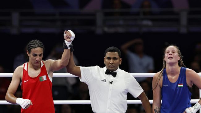 Imane Khelif de Argelia, vencedora de Anna Luca Hamori de Hungría en 4os de final, pasó a semifinales y aseguró medalla en 66 kilos, 2o triunfo, del 030824 en París